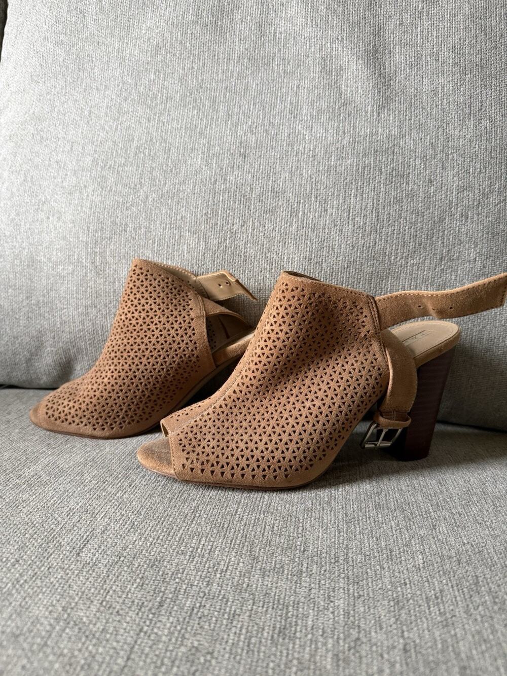 Tahari Women’s Size 8 Tan Suede Peep Toe block heel
